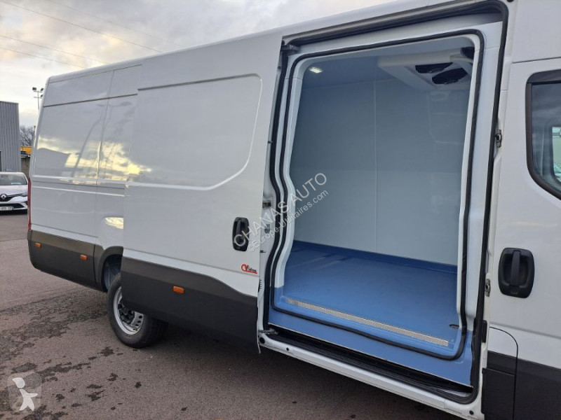 Véhicule utilitaire Iveco 35S18 A8 180CV 3L...