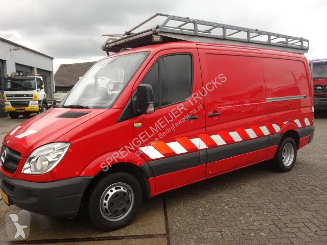 Véhicule utilitaire Mercedes met hogedrukspuit...
