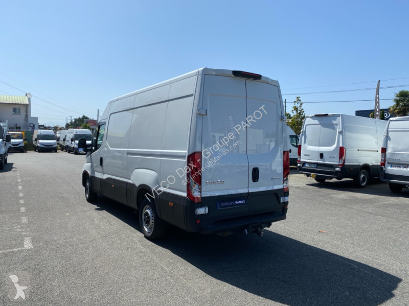 Véhicule utilitaire Iveco 35S14 V12