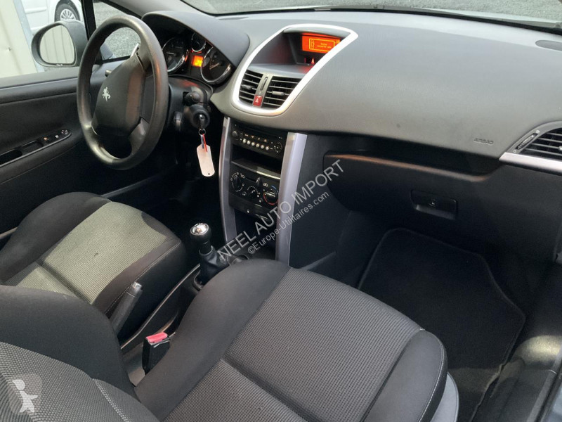 Véhicule utilitaire Peugeot 207 CC 1.6 VTI 16V...