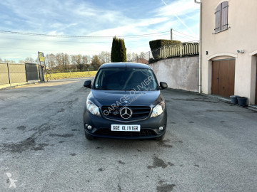 عربة نفعية مقفلة Mercedes