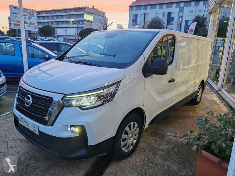 عربة نفعية Nissan