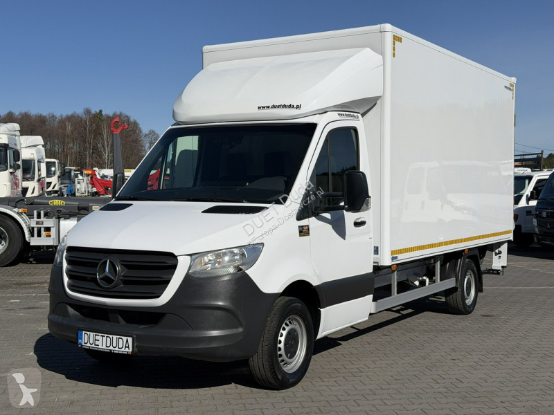 Samochód dostawczy Mercedes