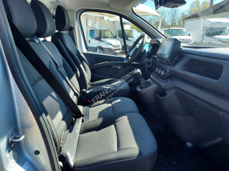 Véhicule utilitaire Renault TRAFIC III COMBI...