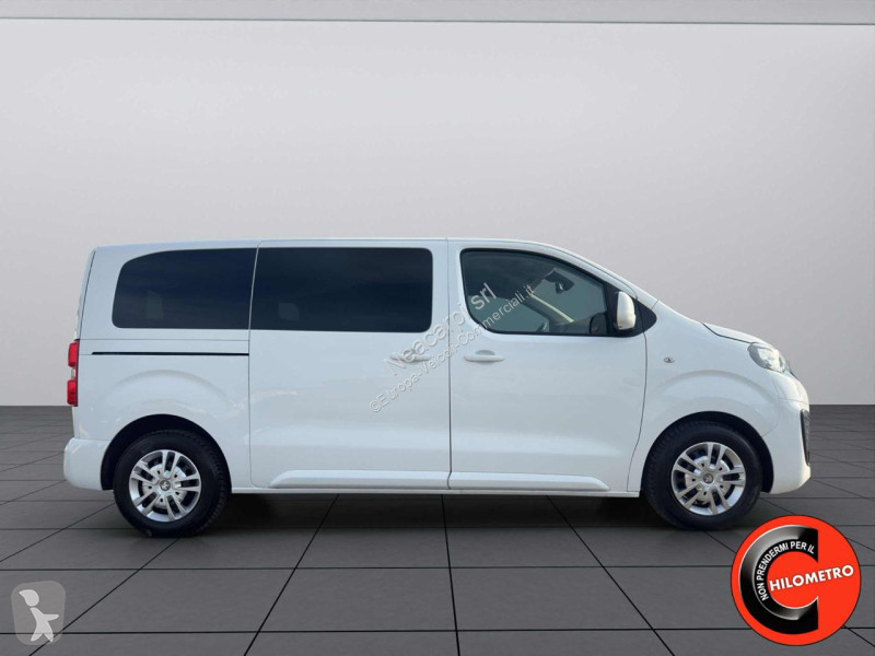 عربة نفعية Peugeot Traveller