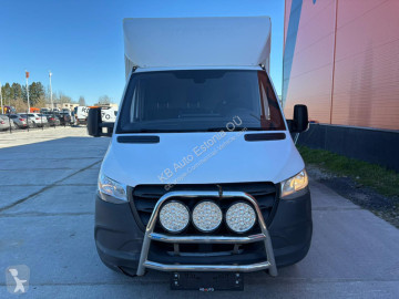 عربة نفعية مقفلة Mercedes