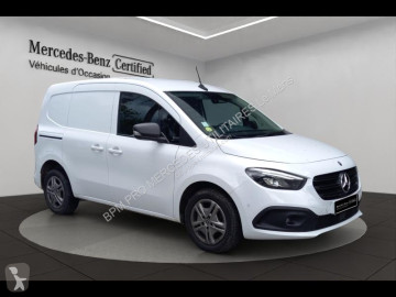 عربة نفعية مقفلة Mercedes