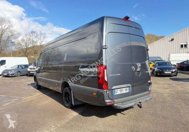 عربة نفعية مقفلة Mercedes