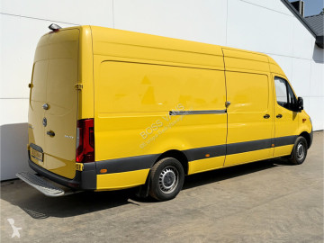 عربة نفعية مقفلة Mercedes