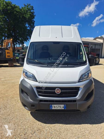 Krytý nákladní vůz se skříňovou karosérií dlouhý Fiat