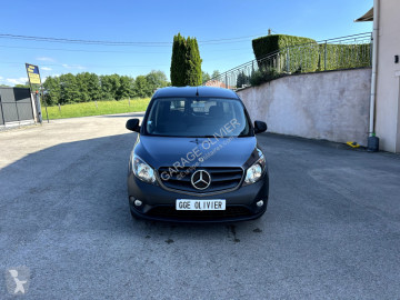 عربة نفعية مقفلة Mercedes