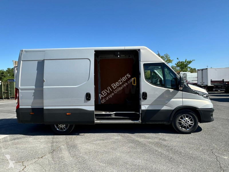 Véhicule utilitaire Iveco 35S16A8V12P DAILY...
