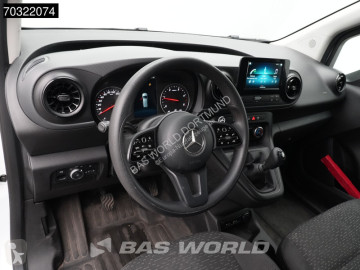 عربة نفعية مقفلة Mercedes