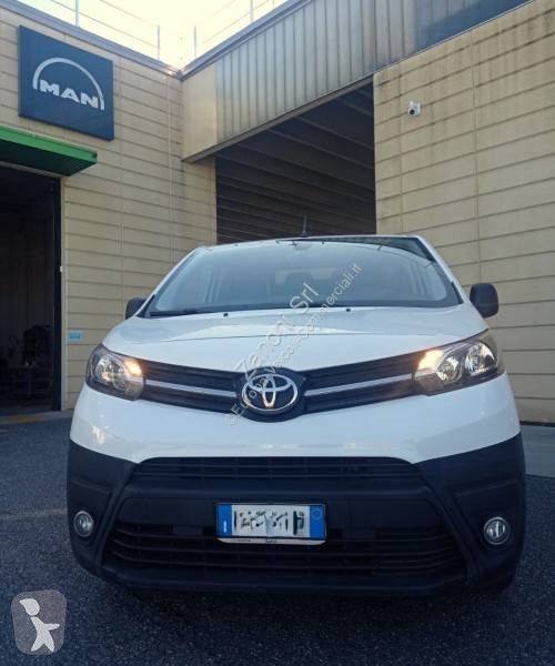 عربة نفعية Toyota
