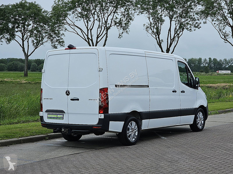 Лекотоварен автомобил Mercedes 319 L2H1 V6 LED...