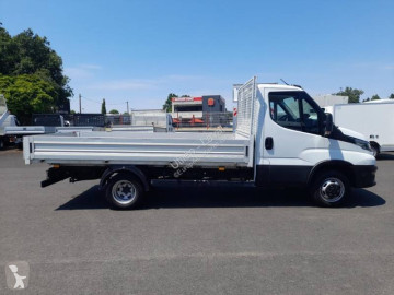 Utilitaire plateau ridelles Iveco