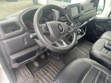 عربة نفعية مقفلة Renault
