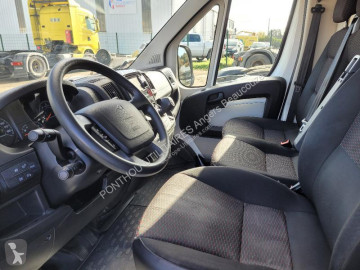 مركبة تجارية ذات أرضية كابينة Peugeot