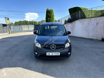 عربة نفعية مقفلة Mercedes