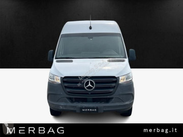 عربة نفعية مقفلة Mercedes