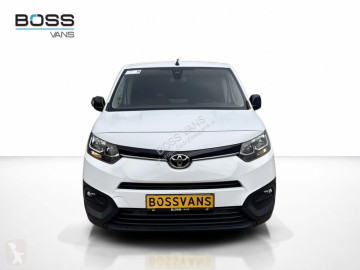 عربة نفعية مقفلة Toyota