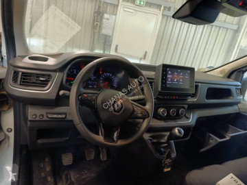 عربة نفعية مقفلة Renault