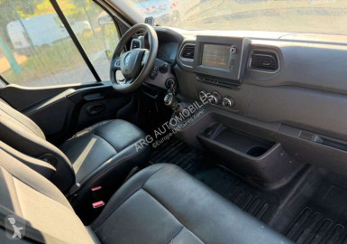 عربة نفعية مقفلة Renault