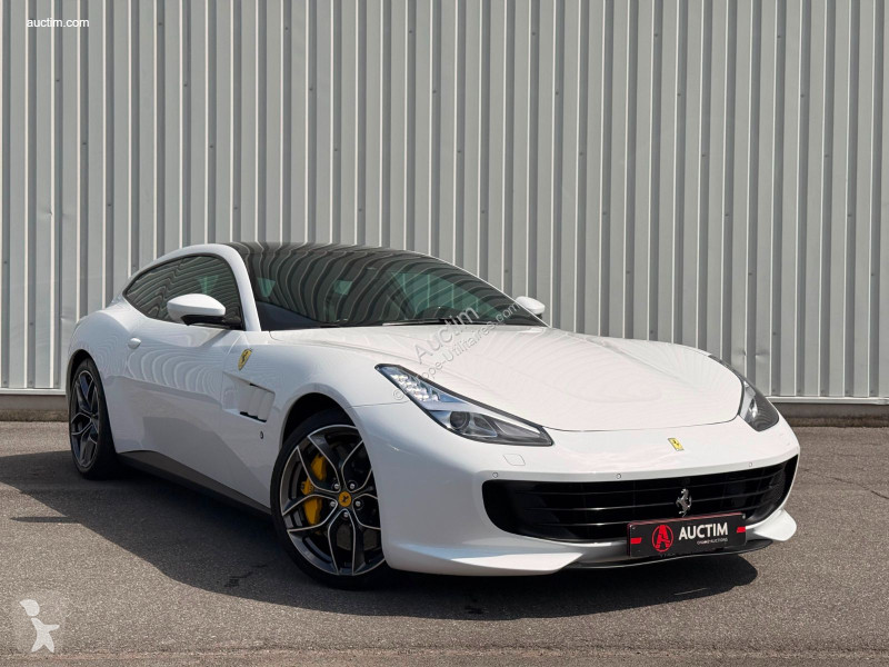 Samochód dostawczy Ferrari gtc 4