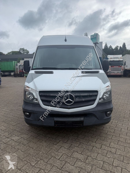 Mercedes 319...