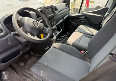 عربة نفعية مقفلة Renault