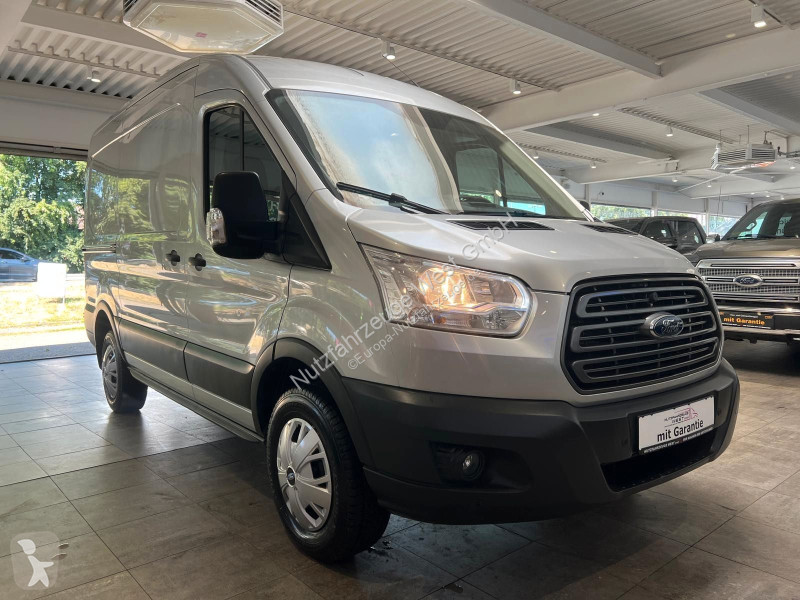 Véhicule utilitaire Ford...