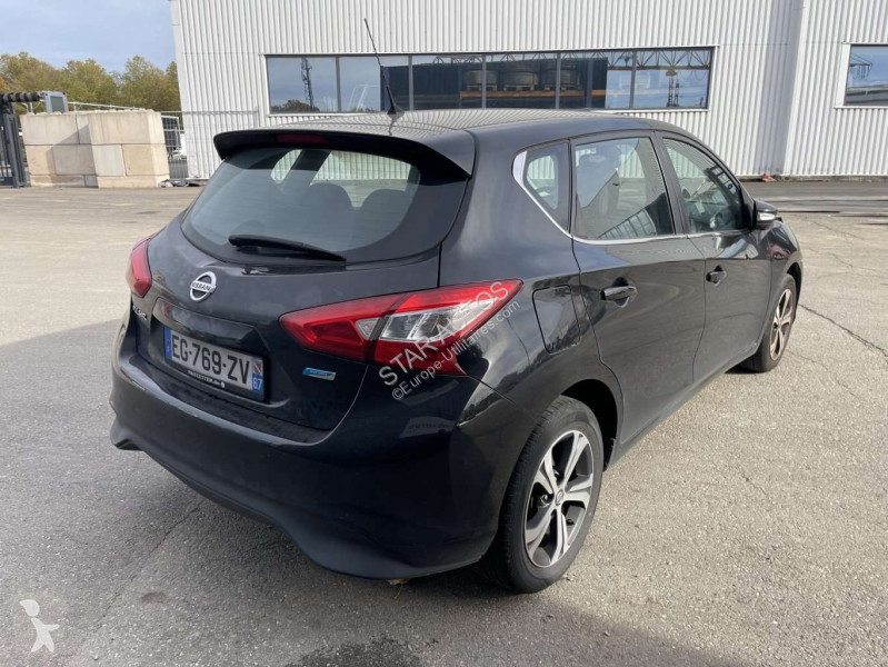 عربة نفعية Nissan