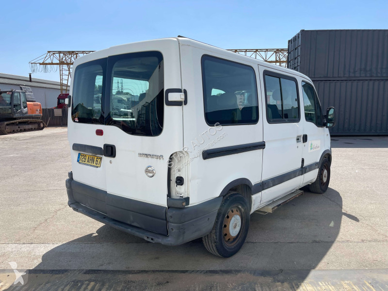 عربة نفعية Nissan