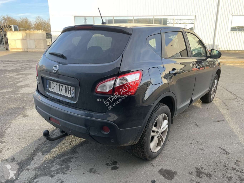 عربة نفعية Nissan
