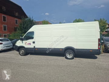 Furgón largo Iveco