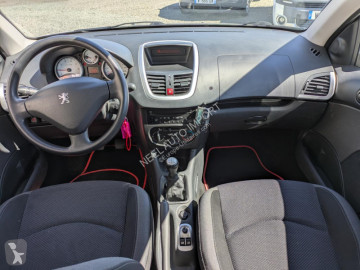 Voiture berline Peugeot