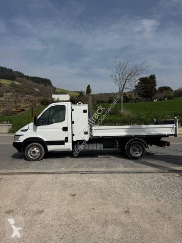 Krytý nákladní vůz se skříňovou karosérií střední Iveco