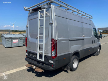 Furgón largo Iveco