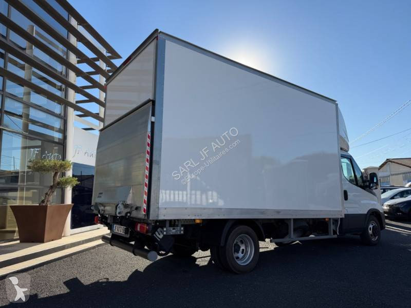 Véhicule utilitaire Iveco 35C16