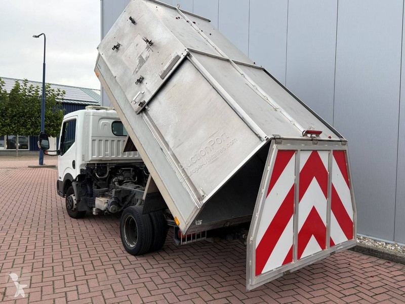 Nissan  NT400- 35.12 2.5 dCi 250 van