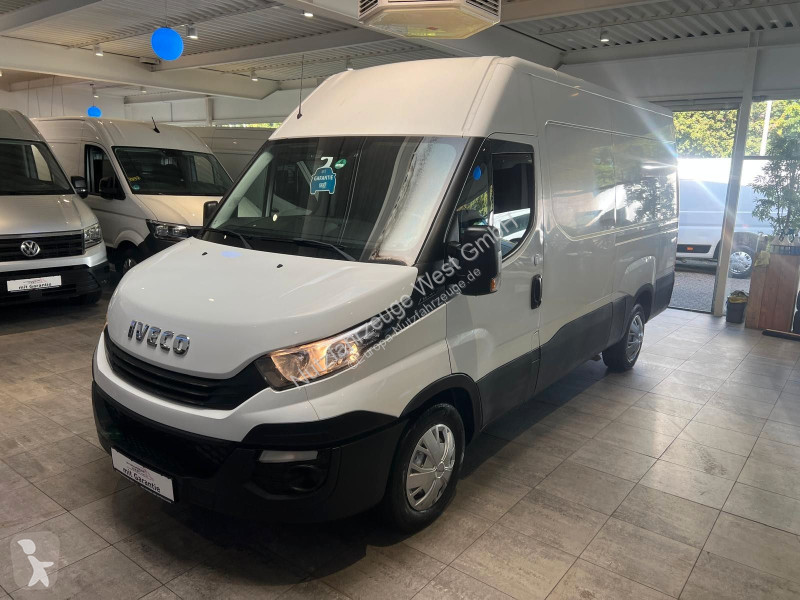 Véhicule utilitaire Iveco 35S16...