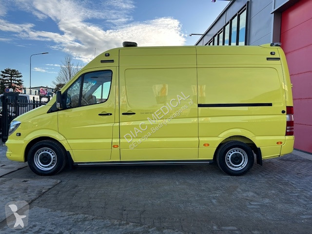 Véhicule utilitaire Mercedes L2H2 Ambulance...