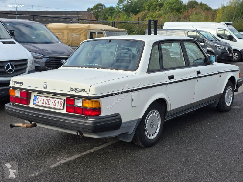 Véhicule utilitaire Volvo 240