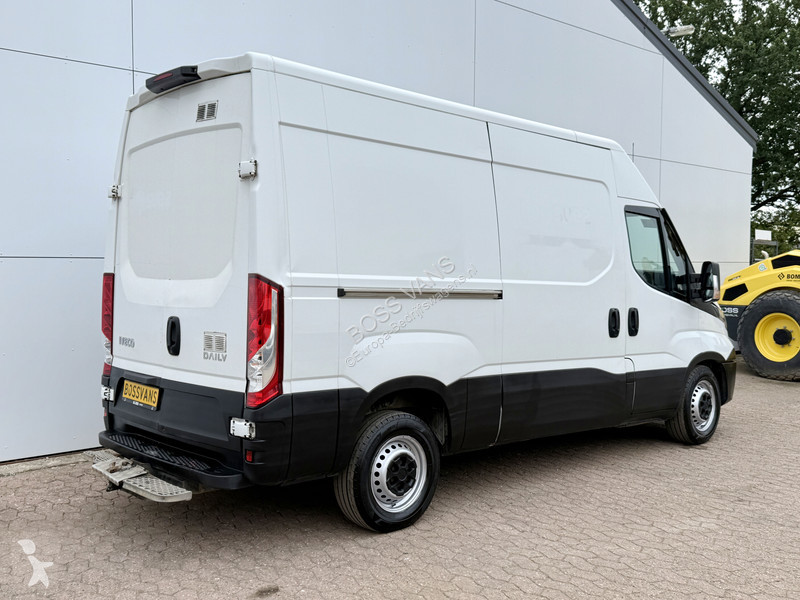 Véhicule utilitaire Iveco 35S14 2.3