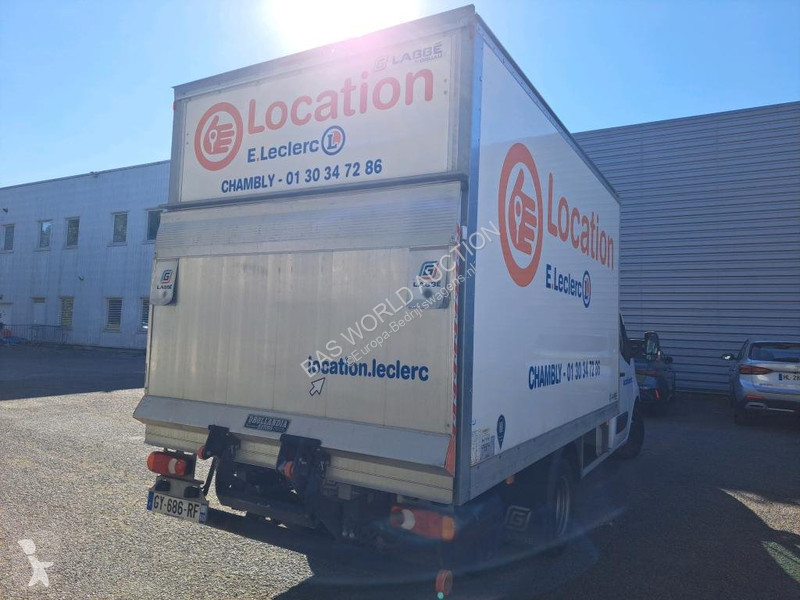 Véhicule utilitaire Nissan