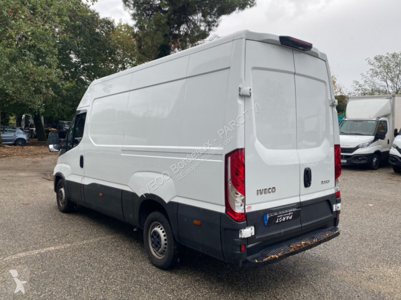 Véhicule utilitaire Iveco 35S14H V12