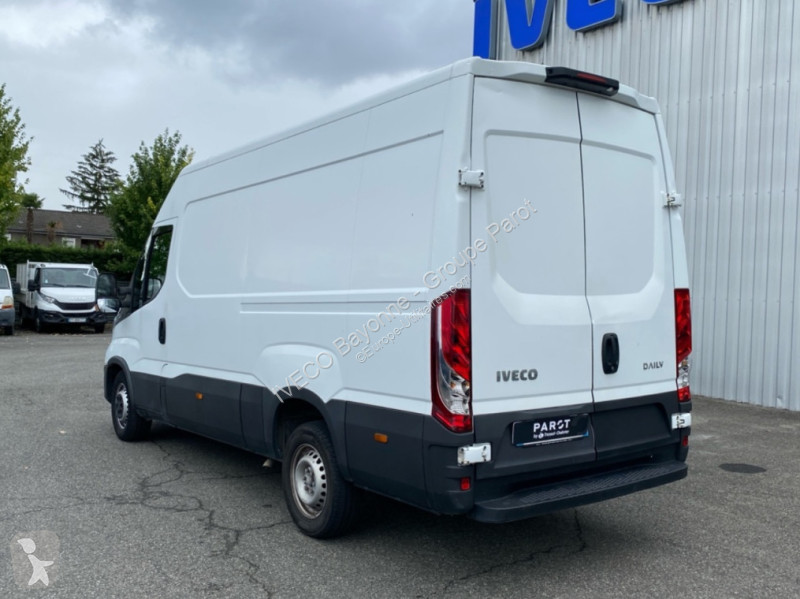 Véhicule utilitaire Iveco 35S14 V12