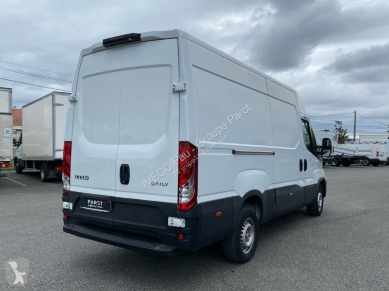Véhicule utilitaire Iveco 35S14 V12