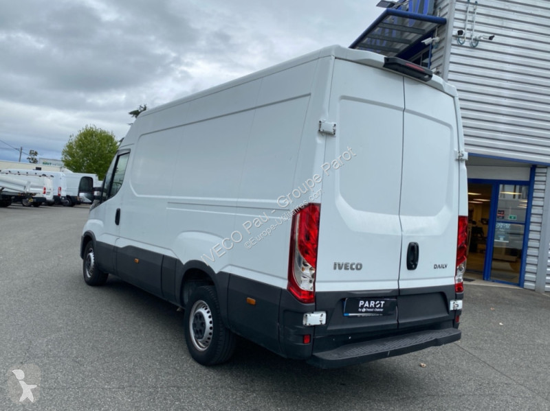 Véhicule utilitaire Iveco 35S14 V12