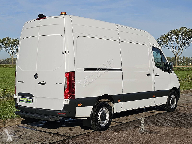 Véhicule utilitaire Mercedes 317 L2H2 RWD...